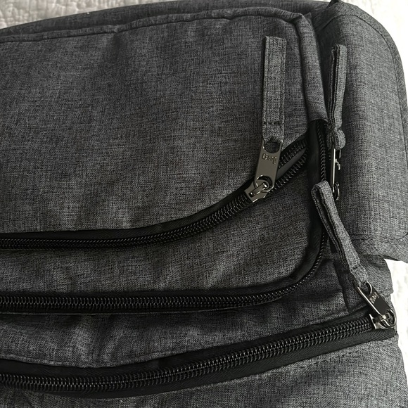 Lug Sidekick excursion pouch w/ RFID NWT black/grey color - Picture 5 of 7